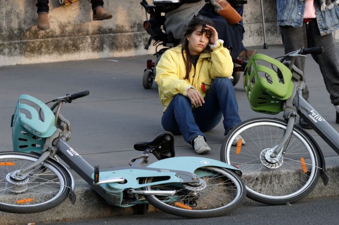 Una mujer reacciona mientras observa cómo las llamas arrasan el techo de la Catedral de Notre-Dame en París el 15 de abril de 2019. Crédito: GEOFFROY VAN DER HASSELT / AFP / Getty Images.