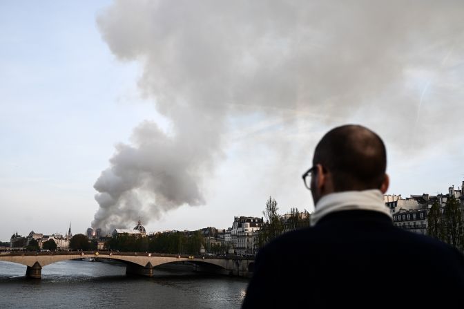 Una persona mira cómo la histórica Catedral de Notre-Dame se quema en el centro de París el 15 de abril de 2019. Crédito: PHILIPPE LOPEZ / AFP / Getty Images.