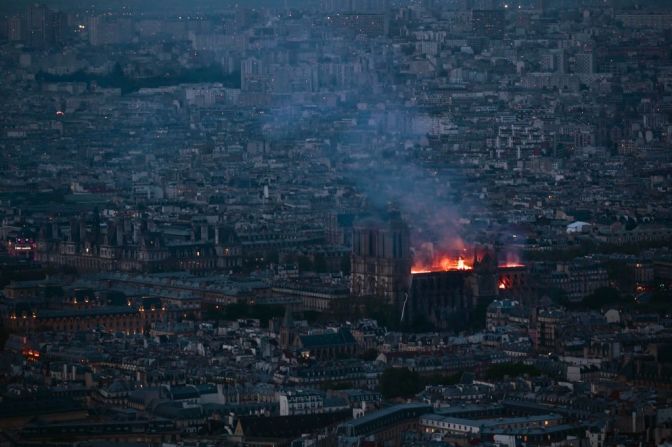 Así se ve la catedral de Notre Dame desde la Torre de Montparnasse, a unos dos kilómetros de distancia, desde el distrito 14 de París.