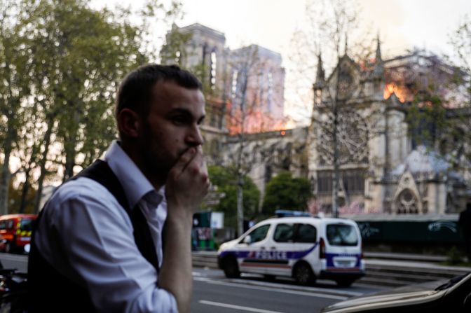 Un hombre reacciona al ver el incendio de la catedral de Notre-Dame en París el 15 de abril de 2019. Crédito: GEOFFROY VAN DER HASSELT / AFP / Getty Images