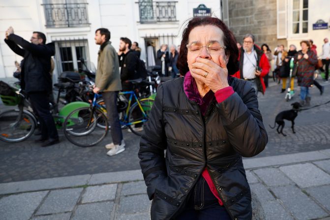 Una mujer devastada al ver el incendio en la catedral de Notre-Dame de París, el 15 de abril de 2019. Crédito: GEOFFROY VAN DER HASSELT / AFP / Getty Images