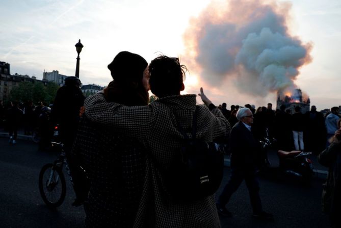 La gente reacciona ante el incendio en la catedral de Notre-Dame de de París, el 15 de abril de 2019. Crédito: GEOFFROY VAN DER HASSELT / AFP / Getty Images