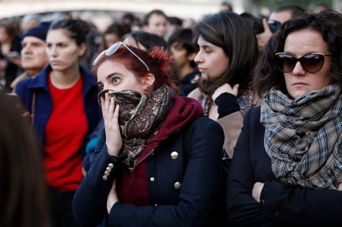 Una mujer reacciona mientras observa cómo las llamas envuelven el techo de la Catedral de Notre-Dame en París el 15 de abril de 2019. Crédito: GEOFFROY VAN DER HASSELT / AFP / Getty Images