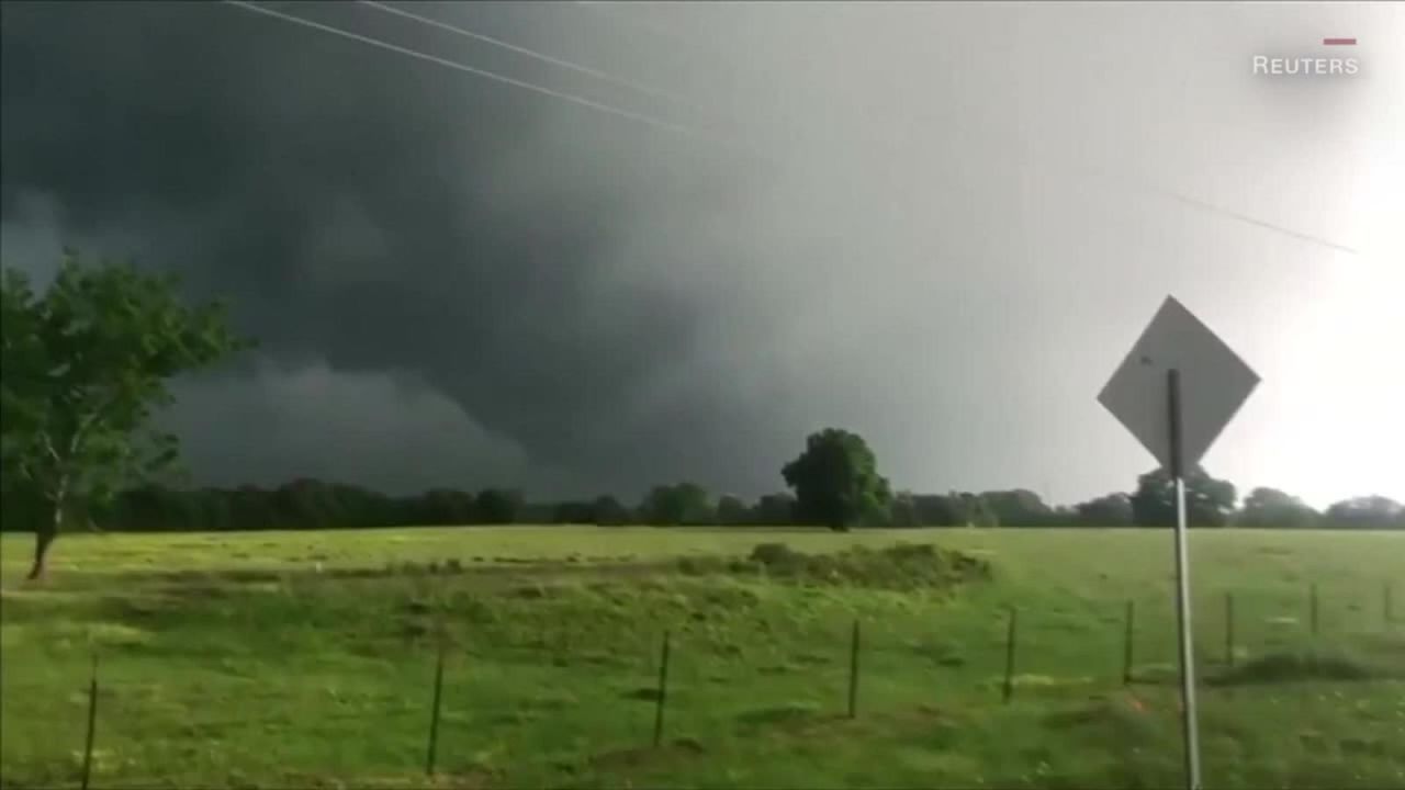 CNNE 637946 - nubes de tormenta se convierten en un tornado en texas