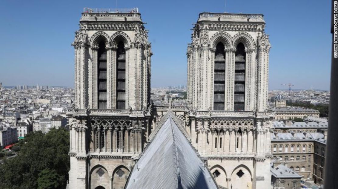 Las torres de los campanarios gemelos de Notre Dame de París.