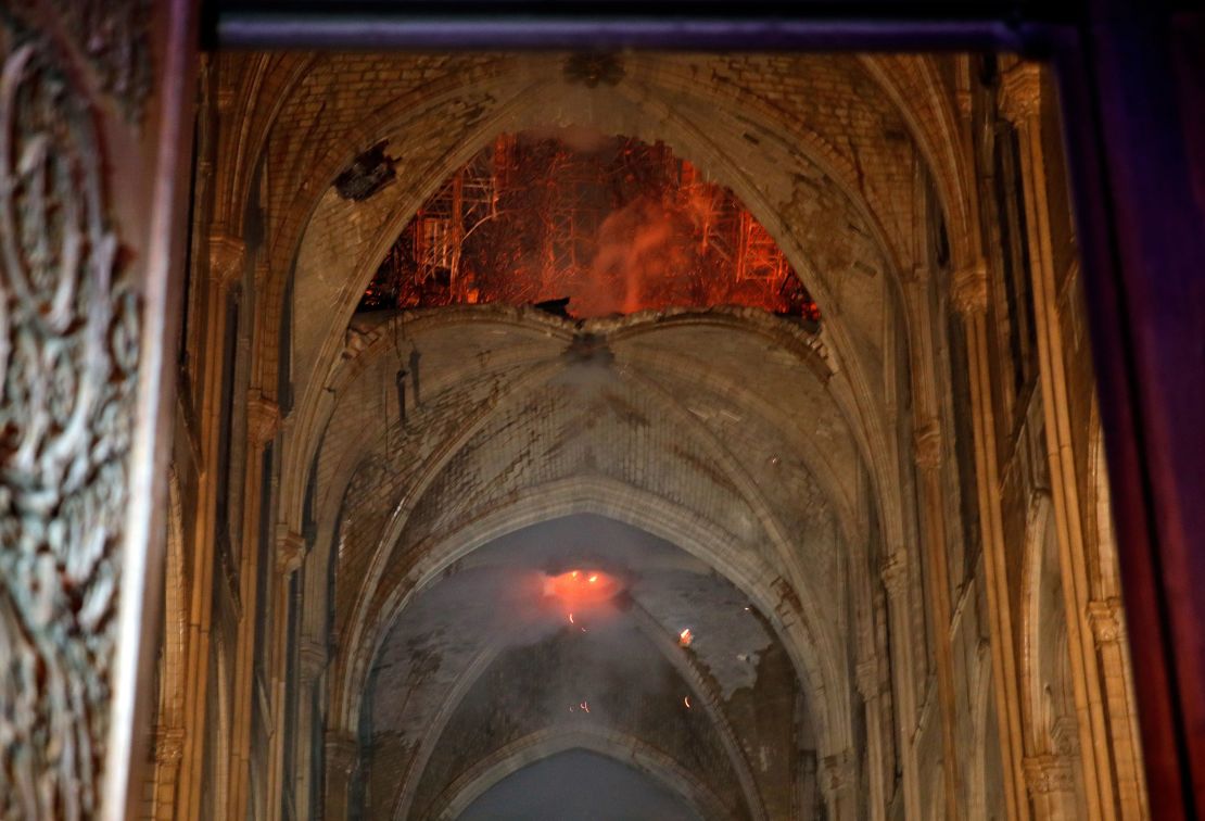 En la noche del 15 de abril se podía ver el fuego en el techo de la catedral