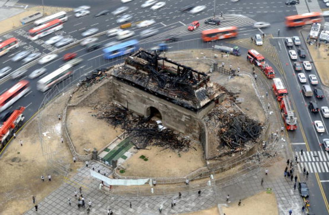 Los escombros de la puerta de Namdaemun después del incendio en el corazón de la capital, Seúl, (JUNG YEON-JE / AFP / Getty Images).