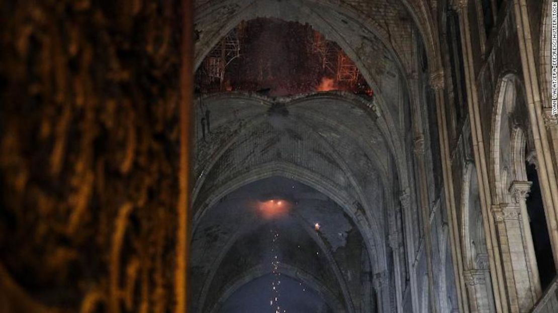 El tejado de la catedral quedó humeante tras el incendio. (YOAN VALAT/EPA-EFE/REX/Shutterstock).