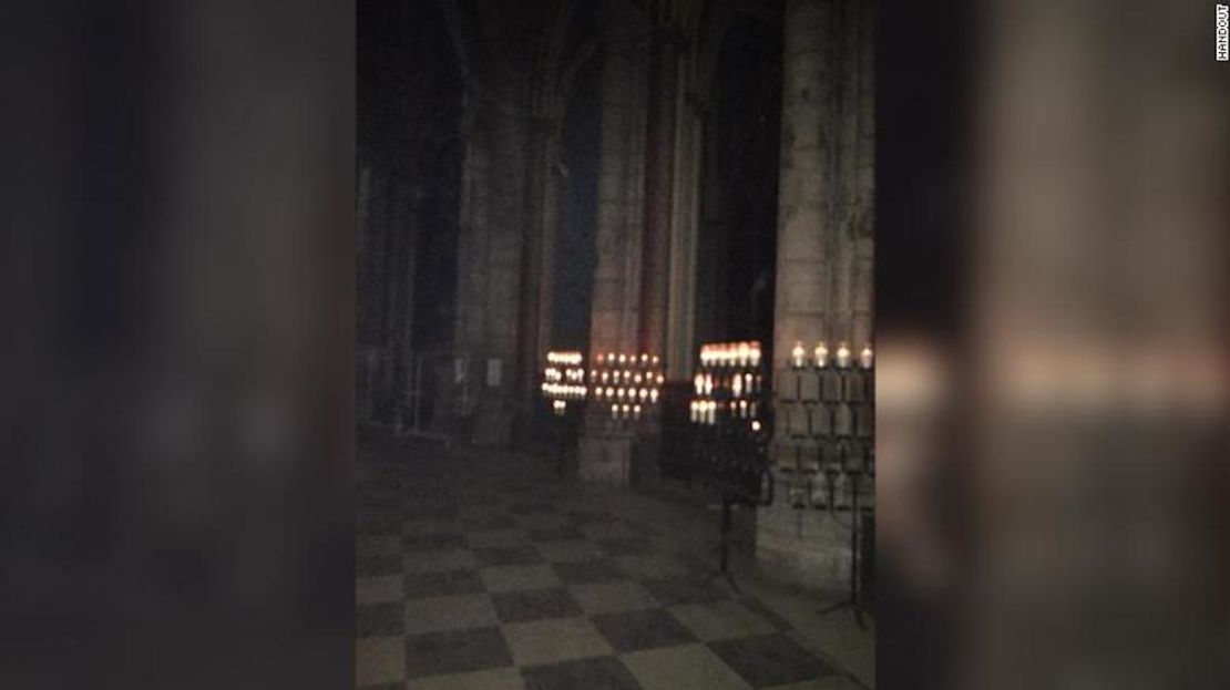 Después del incendio del 15 de abril, aún había velas encendidas dentro de la Catedral de Notre Dame, como muestra esta fotografía obtenida por CNN.