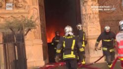 CNNE 638283 - bomberos arriesgaron su vida para salvar notre dame