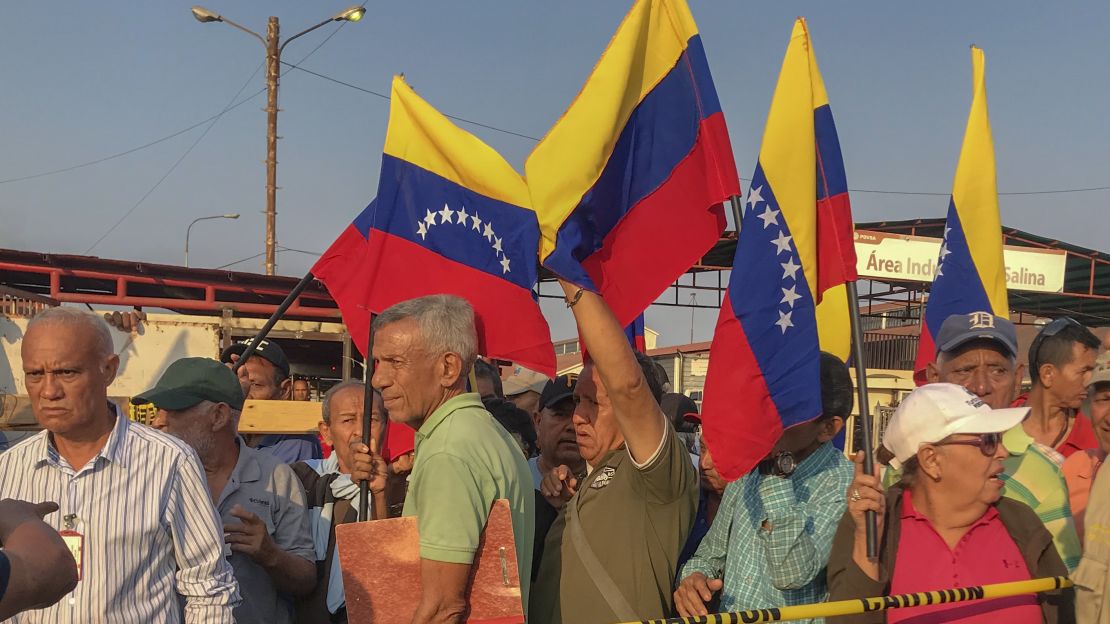 Trabajadores y extrabajadores de la estatal PDVSA protestan a las afueras del campo petrolero Las Salinas.