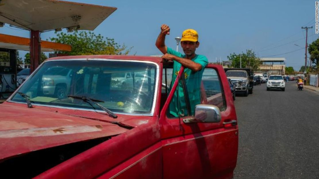 Higinio Acosta empujó su vehículo tras una fila de autos y esperó tres horas para ponerle gasolina a su auto en una estación de servicio, en Cabimas.