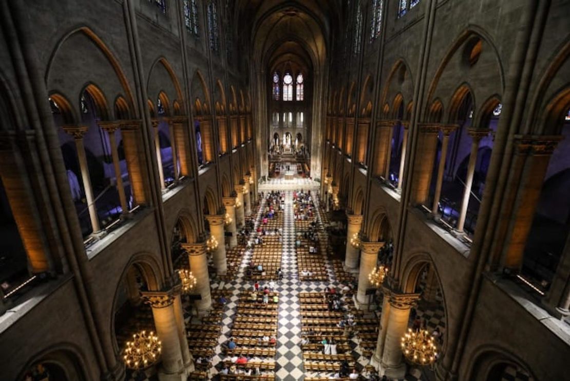 Esta fotografía tomada el 26 de junio de 2018 muestra feligreses llegando a una misa en la Catedral de Notre Dame en París.