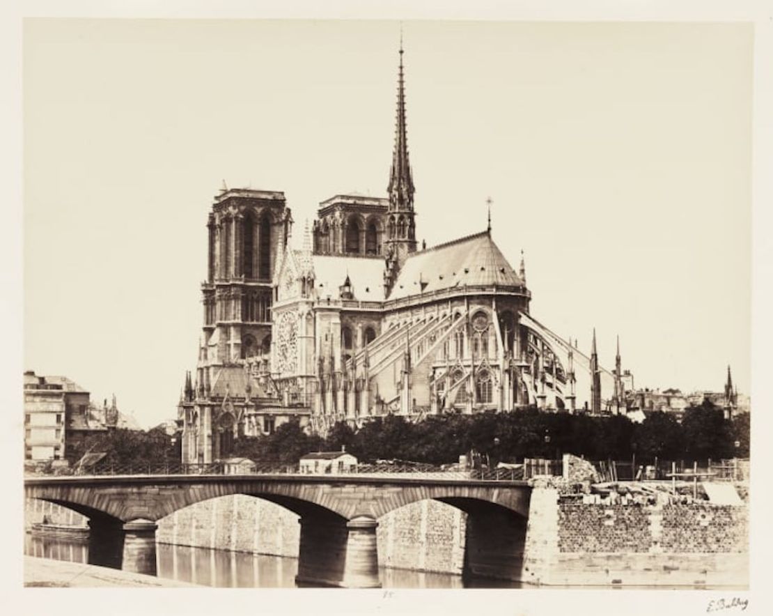 Una fotografía de Notre Dame en París tomada por Edouard-Denis Baldus alrededor de 1865.