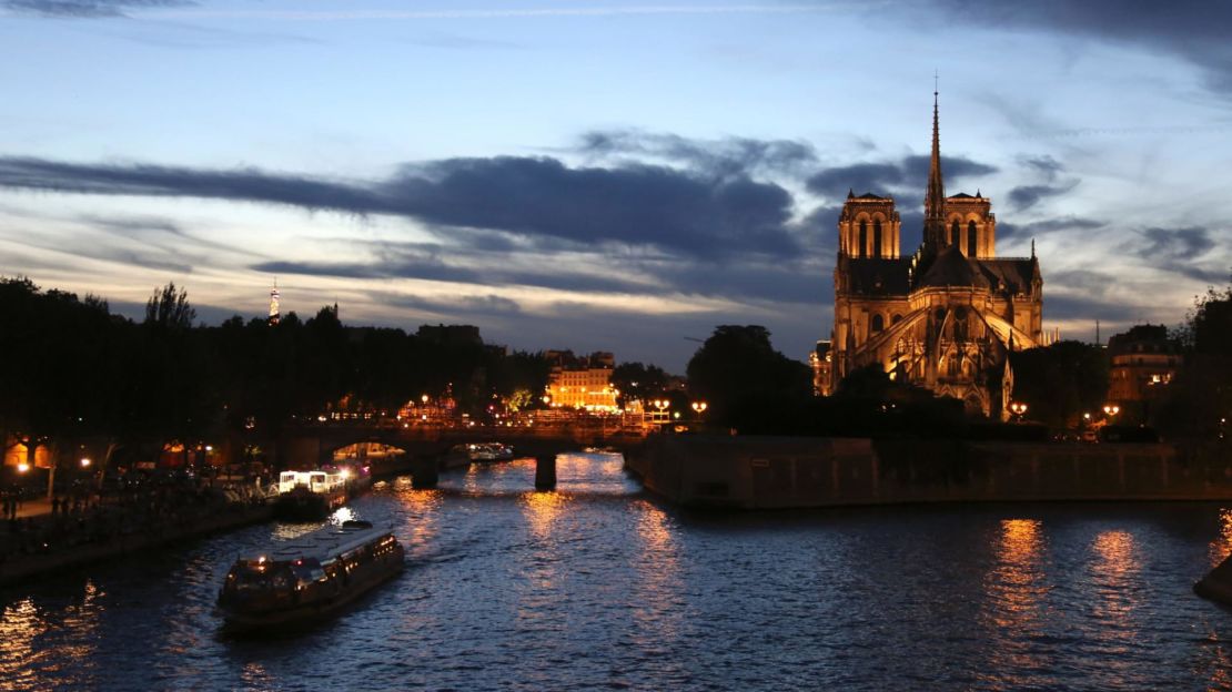 En el centro de París, la Catedral de Notre Dame sobresale en el paisaje de la ciudad.