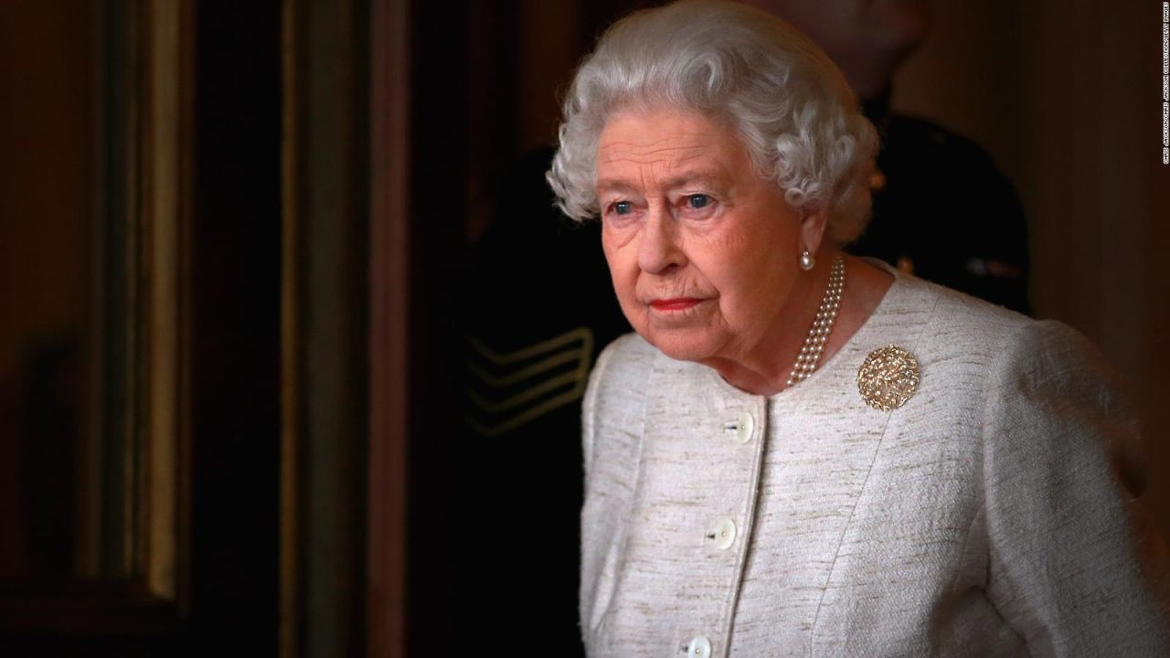 CNNE 638509 - reina isabel ii manda mensaje solidario a macron