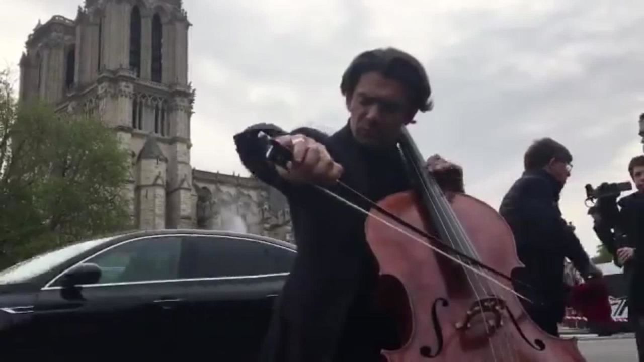 CNNE 638511 - musico rinde homenaje a notre dame con su chelo