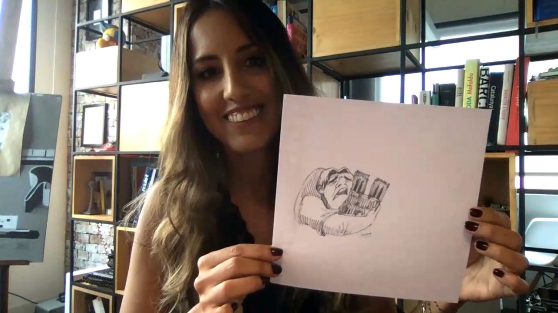 Cristina Correa Freile junto a su ilustración de Quasimodo y la catedral de Notre Dame.