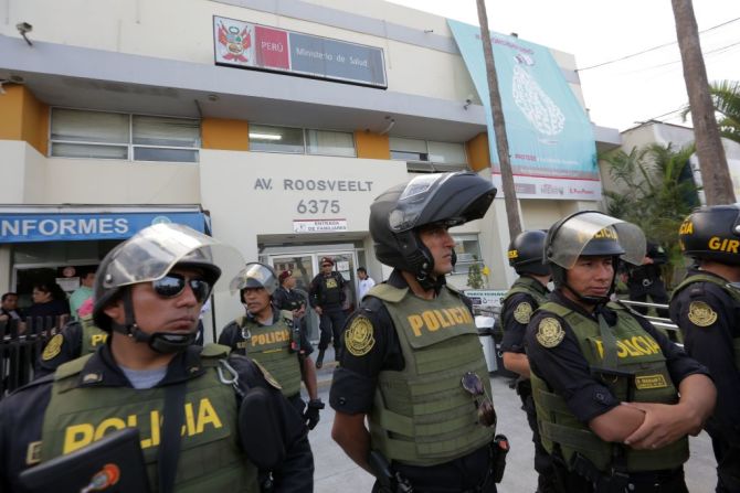 Una guardia policial vigila las afueras del Hospital Casimiro Ulloa en Lima donde el expresidente García fue internado para una cirugía de emergencia tras dispararse en horas de la mañana.