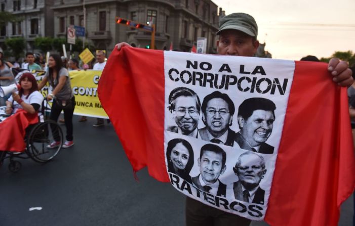 García, como varios expresidentes de Perú, es investigado por presuntos sobornos pagados por la empresa Odebrecht en el caso Lava Jato, para adjudicar un contrato para la construcción de la línea 1 del Metro de Lima en su segundo gobierno (2006-2011). García ha negado los cargos.