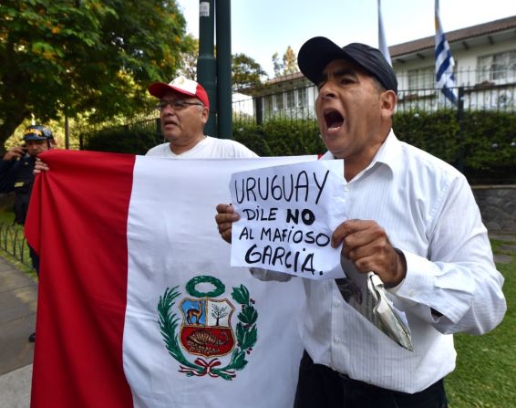 Desde mediados de noviembre de 2018 el expresidente García estuvo en la embajada de Uruguay en Lima solicitando asilo, pero en diciembre de ese año el presidiente uruguayo Tabaré Vásquez dijo que no se le concedió porque en Perú funcionaban los tres poderes con independencia. Vecinos de la Embajada de Uruguay en Lima se manifestaron contra el pedido de asilo de García, como se muestra en esta foto de 18 de noviembre de 2018.