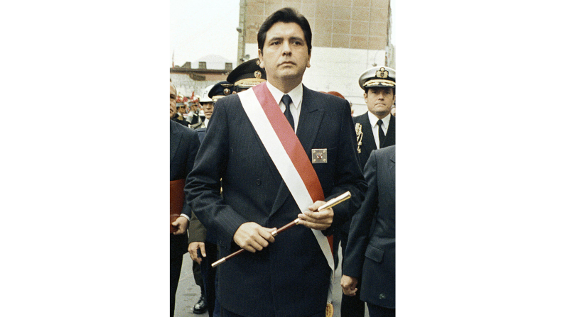 Al salir de la presidencia en 1990 fue señalado de corrupción. Dos años más tarde viajó a Francia. En 2001 se vencieron los cargos en su contra. (MATA/AFP/Getty Images).