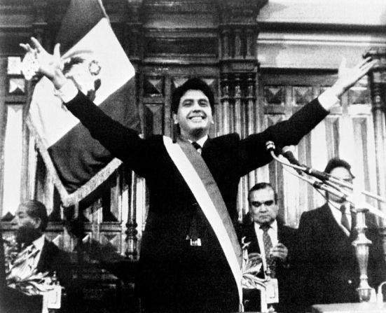 García fue presidente de Perú a finales de la década de los 80. En el momento de su elección fue el presidente más joven jamás elegido en Perú, con 36 años. Se le conocía como el John F. Kennedy peruano. Esta foto fue tomada en 1989. (HECTOR MATA/AFP/Getty Images).