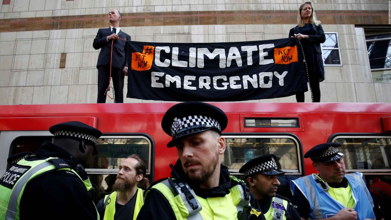 CNNE 639092 - cientos de arrestos en protestas por cambio climatico en londres