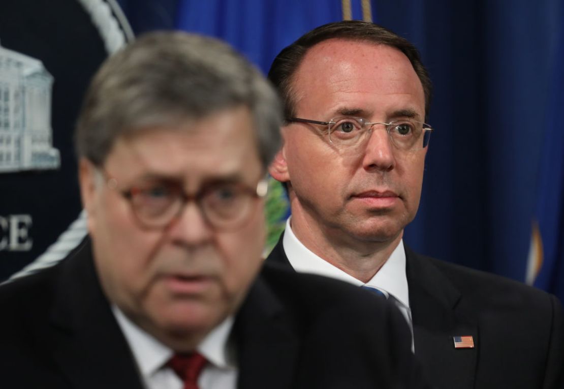 William Bar, al frente, y Rod Rosenstein, al fondo.