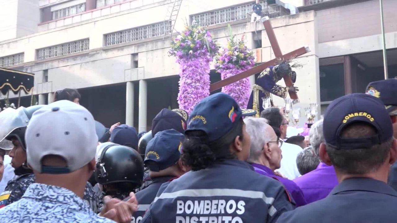 CNNE 639444 - feligreses piden un mejor futuro para su pais