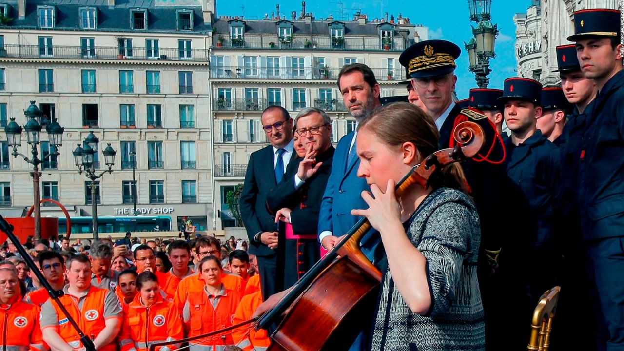 CNNE 639716 - paris agradece a sus bomberos por salvar notre dame