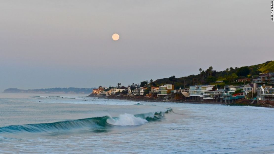 Julie Ellerton capturó esta imagen de la Luna Rosa en Malibú, California, en 2017.