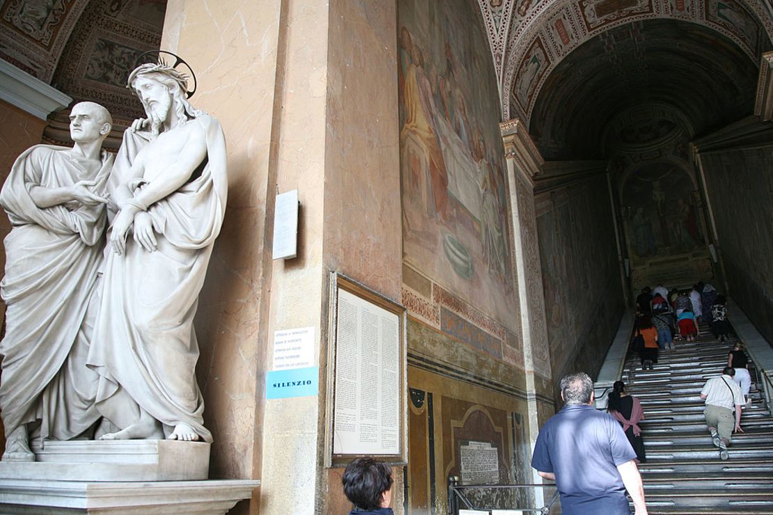 Visitantes y peregrinos visitan los frescos restaurados de la Scala Sancta en 2007.