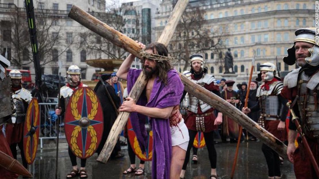 Actores recrean La pasión de Jesús frente a multitudes en la Plaza Tragalgar. (Jack Taylor/Getty Images).