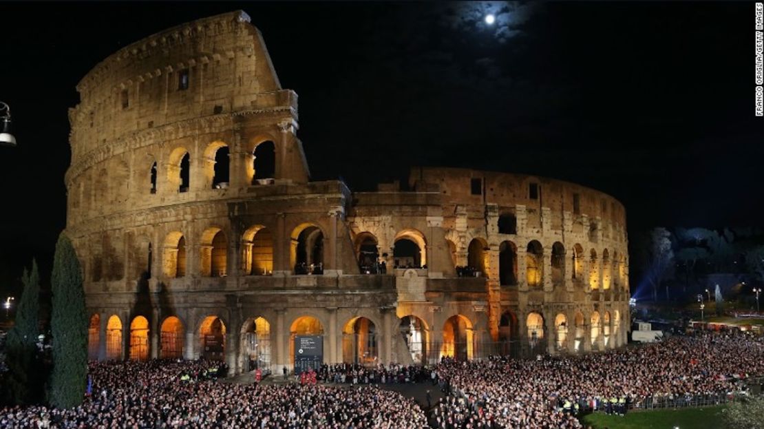 El papa Francisco lidera el Viacrusis en el Coliseo romano. Esta foto es del 3 de abril de 2015 en Roma.