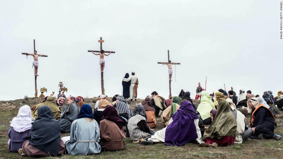 Actores en Hiendelaencina, España, recrean la crucifixión de Jesús.