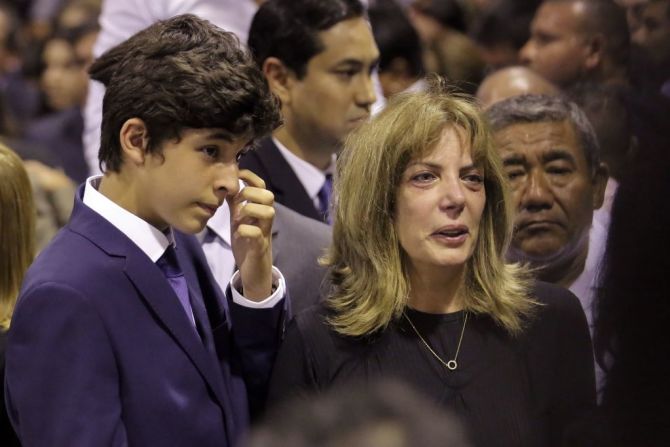 Federico Danton García y su madre, Roxanne Cheesman, lloran en frente del ataúd de su padre y esposo, en el funeral en la Casa del Pueblo en Lima el 17.