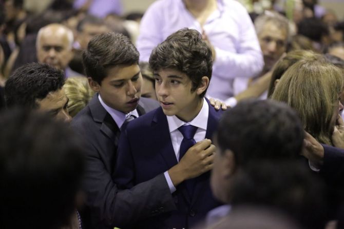 García Cheesman, hijo menor de Alan García, le da el último adiós a su padre en el funeral.