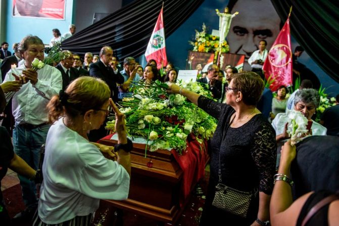 García —cuyo ataúd con flores se observa en esta foto— dijo en su última entrevista que era cristiano y que creía "en la vida después de la muerte". Al día siguiente se suicidó.