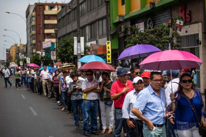 A pesar de las lluvias, sus seguidores esperaban pacientes para visitar el féretro de Alan García en Lima.