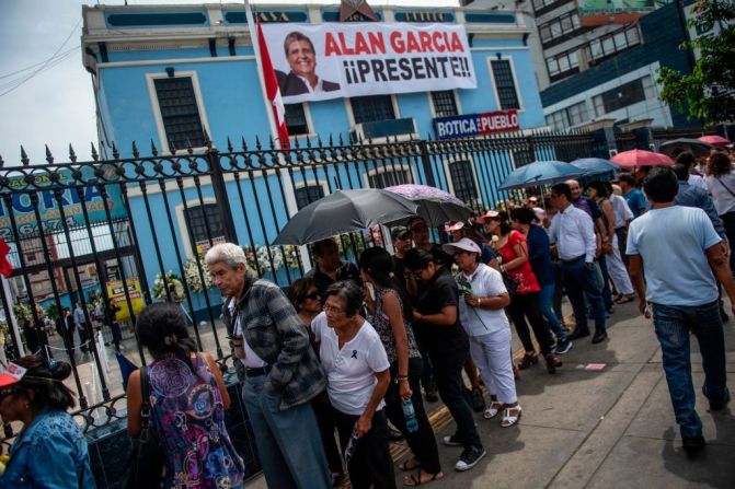 Multitudes de personas se unieron en Lima a los homenajes fúnebres del expresidente, que dividía las opiniones en su país.