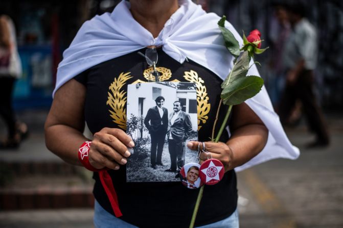 Una mujer usa una camiseta con la imagen de Alan García, junto con el fundador del partido Alianza Popular Revolucionaria Americana (APRA), Victor Raul Haya, para asistir al funeral del expresidente en Lima, Perú.