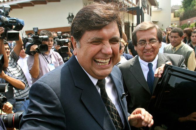 Alan García fue presidente de Perú en dos periodos: 1985-1990 y 2006-2011. El 17 de abril de 2019, García se suicidó tras dispararse mientras era detenido por las autoridades que cumplían una orden del Poder Judicial de detención preliminar por 10 días por una investigación relacionada con corrupción del caso Odebrecht. García siempre negó las acusaciones en su contra.