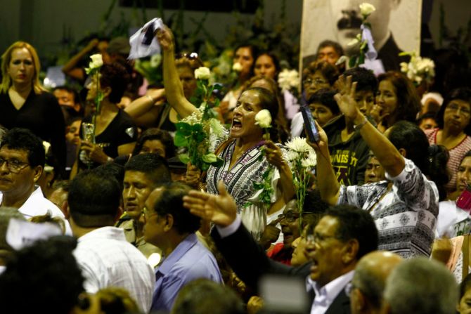 Alan García era una figura polarizante en Perú, pues fue estuvo en la arena política desde muy joven, alcanzando la presidencia de Perú en la década de los 80, a los 36 años. Las acusaciones corrupción en su contra también empañaron su imagen en la década de los 90, cuando se fue a vivir a Europa. García siempre negó las acusaciones que le hacían. ERNESTO BENAVIDES/AFP/Getty Images)