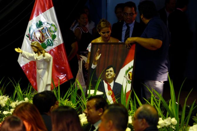 Una foto de Alan García portando la bandera de Perú es ubicada en la Casa del Pueblo para su funeral.