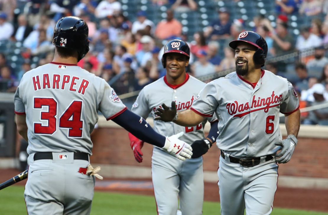 Rendón (#6) de los Washington Nationals celebra con Bryce Harper (#34) durante un juego en Nueva York en julio de 2018.