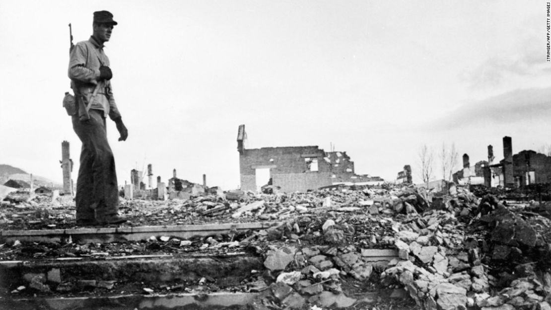 Un soldado estadounidense sobre los escombros en Hamhung, Corea, alrededor de 1950.