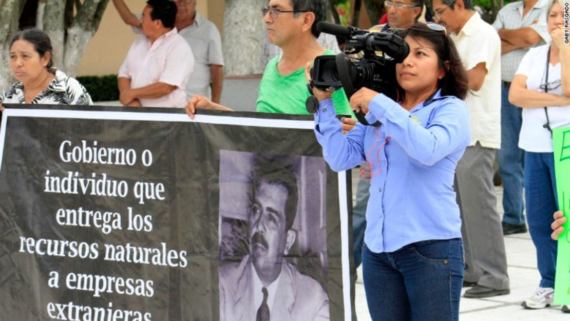 Gaby Rasgado, cubriendo una manifestación de compañeros periodistas en protesta por el incremento de la violencia contra los periodistas en México.