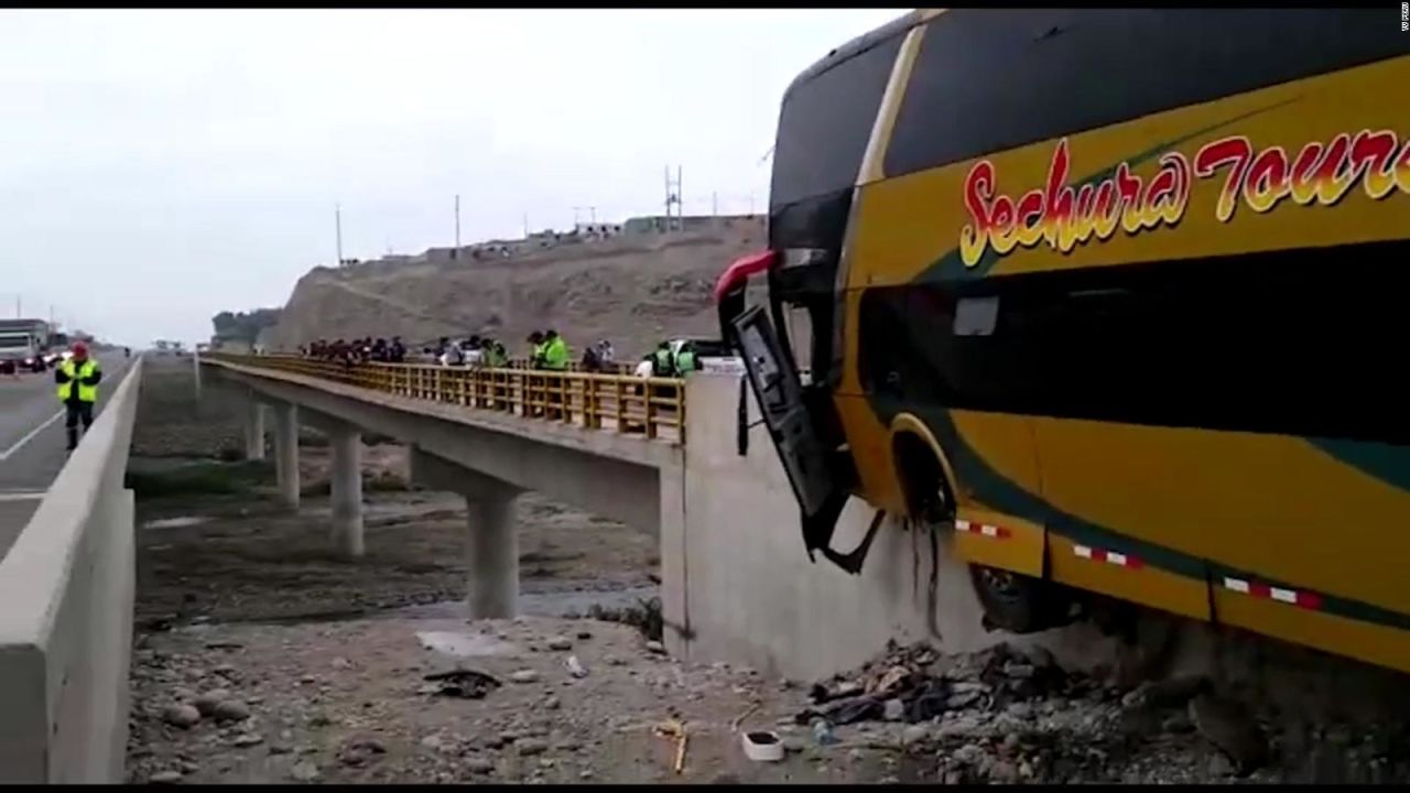 CNNE 640026 - peru- accidente de autobus deja varios muertos y heridos