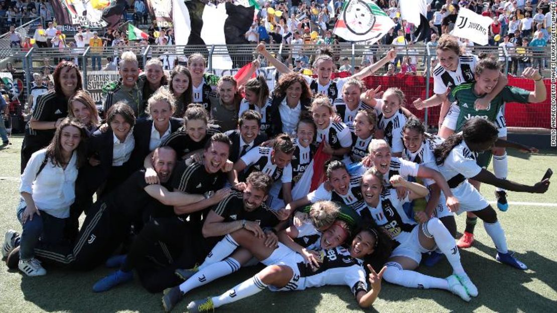 Las jugadoras de la Juventus celebran ganando el Campeonato de la Serie A.